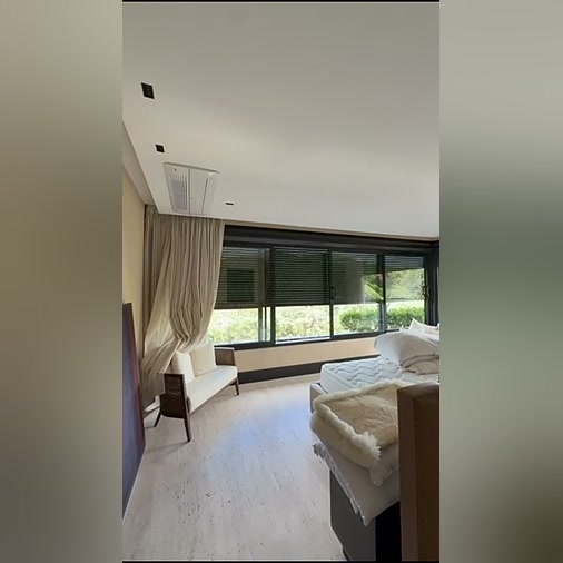 Persiana motorizada em dormitório com abertura automática