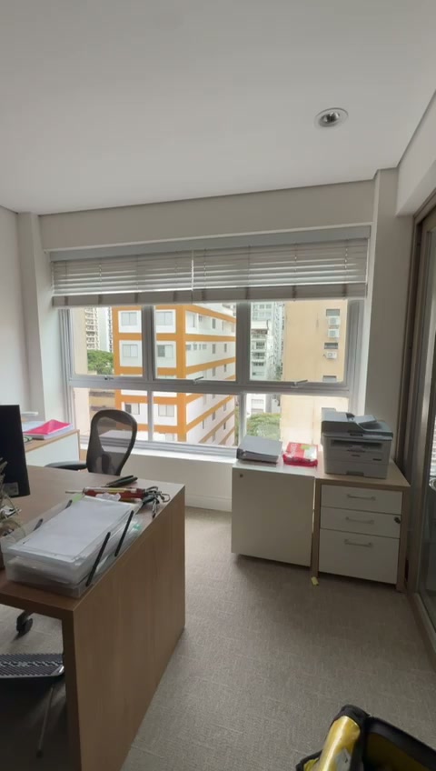 Escritório com persiana horizontal premium