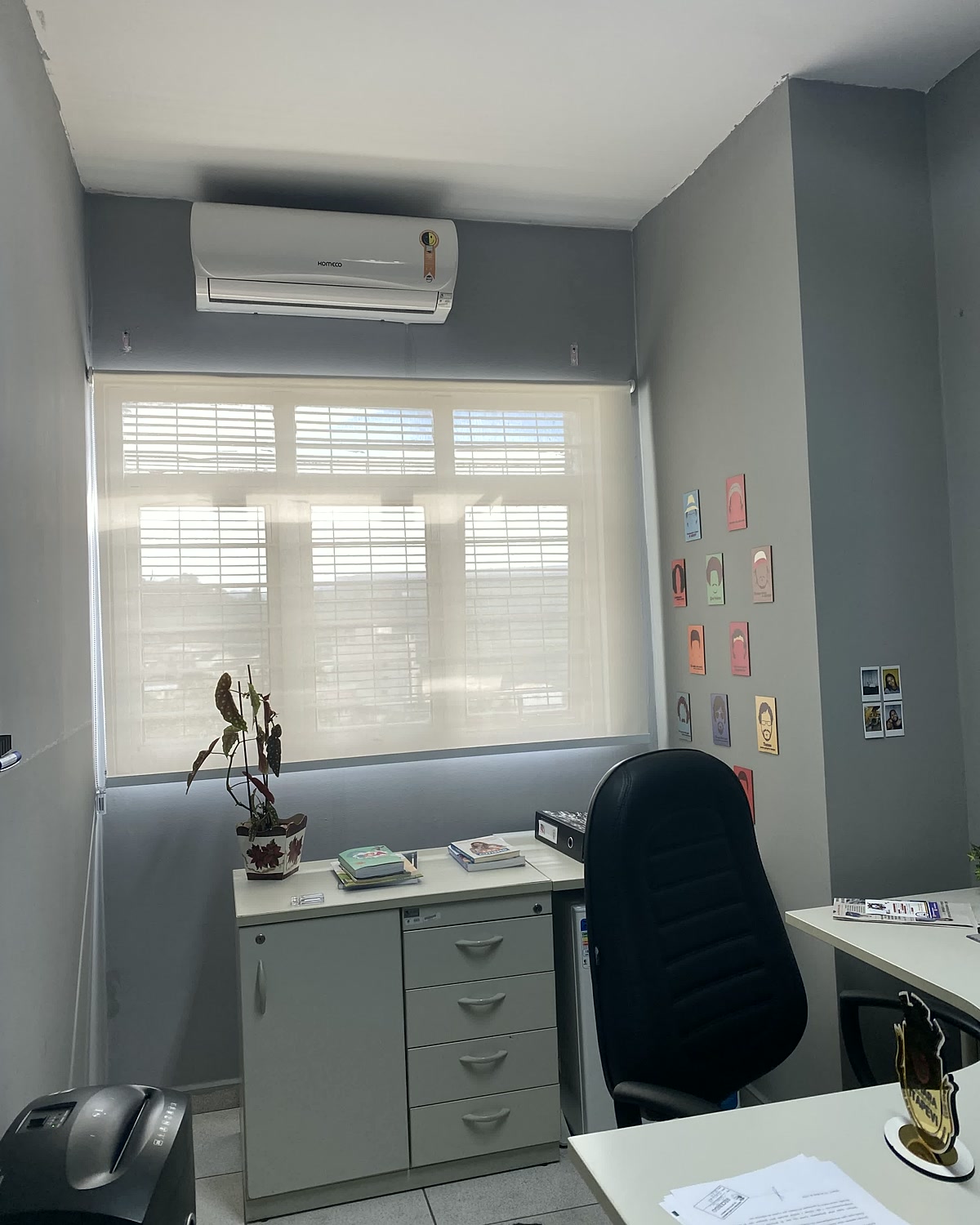 Persiana rolô com tela solar em ambiente corporativo