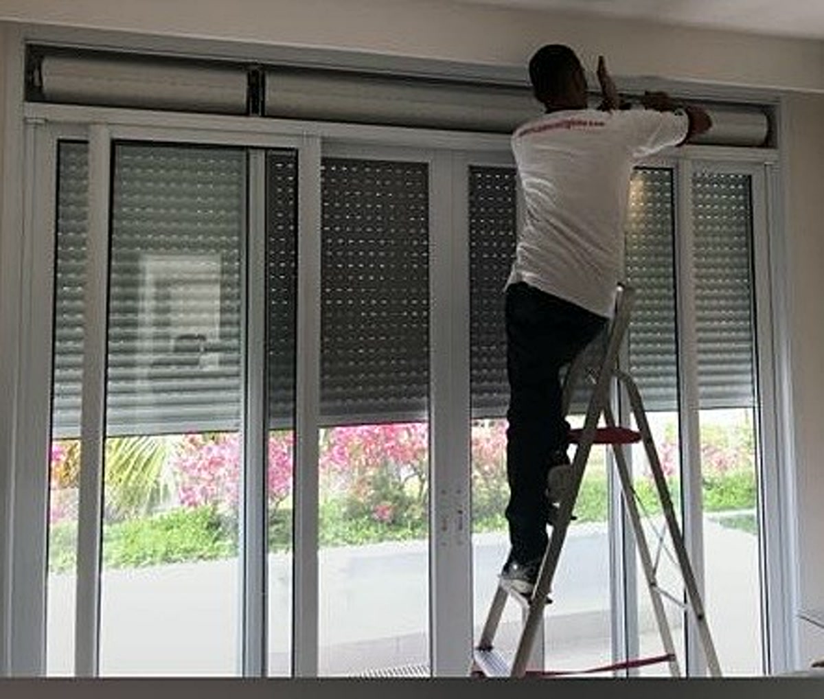 Instalação técnica em porta-balcão de grande abertura