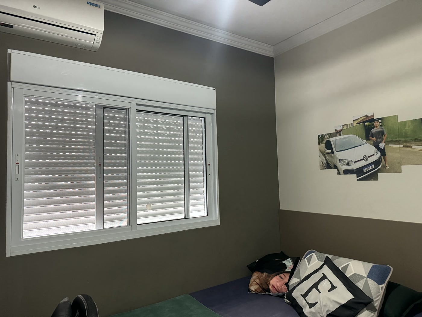 Dormitório com janela integrada e acabamento sob medida