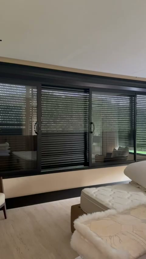Suíte com persiana motorizada em grande abertura